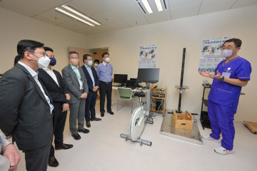 The Secretary for Labour and Welfare, Mr Chris Sun, today (August 22) visited the CUHK Medical Centre to view the progress of the Pilot Rehabilitation Programme for Employees Injured at Work. The Labour Department rolled out the Pilot Programme in September 2022 to provide speedy and quality private out-patient rehabilitation treatment services to injured construction employees in a case management approach. Photo shows Mr Sun (first left) in the functional evaluation room.