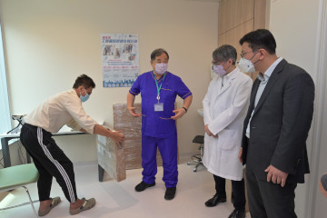 The Secretary for Labour and Welfare, Mr Chris Sun, today (August 22) visited the CUHK Medical Centre to view the progress of the Pilot Rehabilitation Programme for Employees Injured at Work. The Labour Department rolled out the Pilot Programme in September 2022 to provide speedy and quality private out-patient rehabilitation treatment services to injured construction employees in a case management approach. Photo shows Mr Sun (first right) taking a closer look at treatment provided by an occupational therapist.