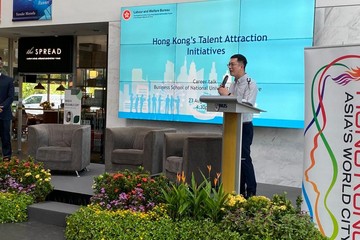 勞工及福利局副局長何啟明今日(八月二十三日)下午在新加坡國立大學商學院主持就業講座,介紹香港吸引人才措施的進展,並就最新就業市場趨勢和如何更好支援人才留港工作交換意見,有近100名學生出席。