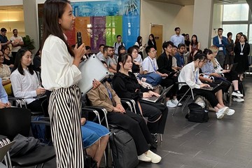 勞工及福利局副局長何啟明今日(八月二十三日)下午在新加坡國立大學商學院主持就業講座,介紹香港吸引人才措施的進展,並就最新就業市場趨勢和如何更好支援人才留港工作交換意見,有近100名學生出席。