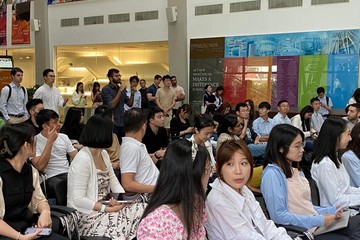 勞工及福利局副局長何啟明今日(八月二十三日)下午在新加坡國立大學商學院主持就業講座,介紹香港吸引人才措施的進展,並就最新就業市場趨勢和如何更好支援人才留港工作交換意見,有近100名學生出席。