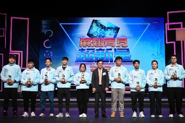 「展翅青見超新星」二○二三頒獎禮暨音樂會今日(八月二十五日)晚上在伊利沙伯體育館表演場舉行。圖示勞工及福利局局長孫玉菡(右五)與獲頒「展翅青見超新星」的學員合照。
