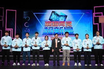 「展翅青见超新星」二○二三颁奖礼暨音乐会今日（八月二十五日）晚上在伊利沙伯体育馆表演场举行。图示劳工及福利局局长孙玉菡（右五）与获颁「展翅青见超新星」的学员合照。