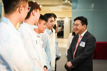 The Award Ceremony of Most Improved Trainees of the Youth Employment and Training Programme 2023 cum Concert was held at Queen Elizabeth Stadium Arena this evening (August 25). Photo shows the Secretary for Labour and Welfare, Mr Chris Sun (first right), chatting with awardees.