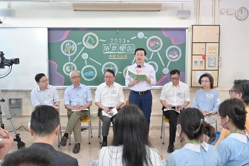 行政長官李家超今日(八月二十七日)上午與司局級官員出席二○二三年《施政報告》的第二場地區諮詢會,聽取地區人士對新一份《施政報告》的意見和建議。勞工及福利局局長孫玉菡亦有出席。