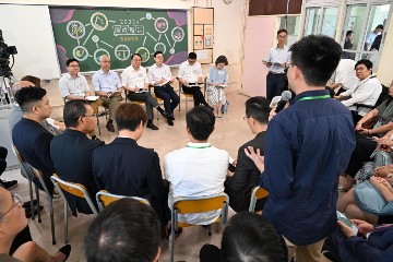 The Chief Executive, Mr John Lee, attended the second 2023 Policy Address District Forum with Principal Officials this morning (August 27) to listen to views and suggestions of local community members on the upcoming Policy Address. The Secretary for Labour and Welfare, Mr Chris Sun, also attended.