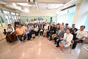 行政長官李家超今日(八月二十七日)上午與司局級官員出席二○二三年《施政報告》的第二場地區諮詢會,聽取地區人士對新一份《施政報告》的意見和建議。勞工及福利局局長孫玉菡亦有出席。
