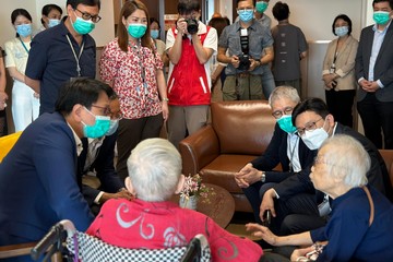 勞工及福利局局長孫玉菡今日(八月三十日)率領局方訪問團,聯同立法會福利事務委員會訪問團展開在粵港澳大灣區內地三市的行程。圖示孫玉菡(坐下,右二)與事務委員會主席鄧家彪(坐下,左一)及事務委員會委員下午在廣州期間,探望入住祈福護老中心的香港長者。