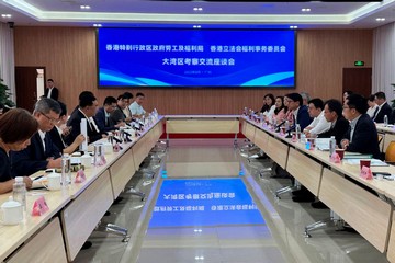 勞工及福利局局長孫玉菡今日(八月三十日)率領局方訪問團,聯同立法會福利事務委員會訪問團展開在粵港澳大灣區內地三市的行程。圖示孫玉菡(右三)下午在廣州期間與廣東省民政廳就深化跨境安老實踐舉行交流座談會。