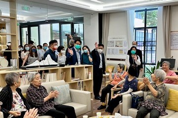The Secretary for Labour and Welfare, Mr Chris Sun, and the delegation of the Legislative Council Panel on Welfare Services today (August 31) continued their visit to Mainland cities in the Guangdong-Hong Kong-Macao Greater Bay Area. Photo shows Mr Sun (standing, front row, second right) visiting senior residents in an elderly apartment in Guangzhou this morning to learn about their daily lives.
