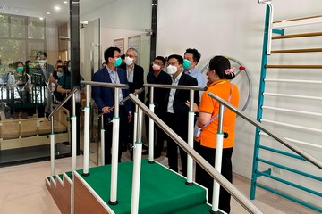 勞工及福利局局長孫玉菡與立法會福利事務委員會訪問團今日(八月三十一日)繼續在粵港澳大灣區內地城市的行程。圖示孫玉菡(前排右二)上午到訪廣州一間養老公寓,視察康復及訓練設施。