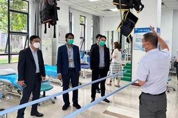 The Secretary for Labour and Welfare, Mr Chris Sun, and the delegation of the Legislative Council Panel on Welfare Services today (August 31) continued their visit to Mainland cities in the Guangdong-Hong Kong-Macao Greater Bay Area. Photo shows Mr Sun (first left) viewing rehabilitation and treatment facilities of a retirement community in Foshan.