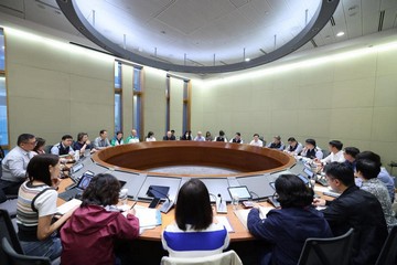 行政長官李家超今日（九月十日）召開會議，聽取暴雨善後工作匯報及明日的安排部署。勞工及福利局局長孫玉菡亦有出席。