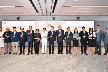 The Financial Secretary, Mr Paul Chan, attended the 25th anniversary celebration reception of Mandatory Provident Fund Schemes Authority (MPFA) today (September 11). Photo shows Mr Chan (centre); the MPFA Chairman, Mrs Ayesha Macpherson Lau (seventh left); the President of the Legislative Council, Mr Andrew Leung (seventh right); the Secretary for Labour and Welfare, Mr Chris Sun (sixth right); the Permanent Secretary for Labour and Welfare, Ms Alice Lau (fifth right); the Commissioner for Labour, Ms May Chan (third right), and other guests at the celebration reception.