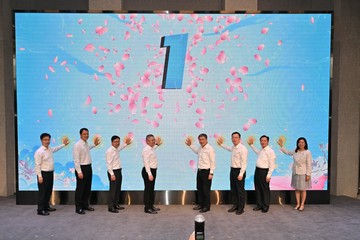 The Deputy Chief Secretary for Administration, Mr Cheuk Wing-hing, attended the Welcoming Ceremony for Young People employed under the Greater Bay Area Youth Employment Scheme in Guangzhou today (September 13). Photo shows Mr Cheuk (fourth right); Deputy Secretary General of People’s Government of Guangdong Province Mr Sun Zhe (fourth left); the Director-General of the Human Resources and Social Security Department of Guangdong Province, Mr Du Minqi (third right); the Secretary for Labour and Welfare, Mr Chris Sun (third left); and the Commissioner for Labour, Ms May Chan (first right), officiating at the lighting ceremony.