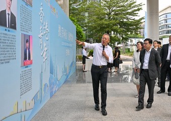 孙玉菡（右一）和劳工处处长陈颖韶（右二）听取工作人员介绍香港青年在大湾区就业的成功故事。