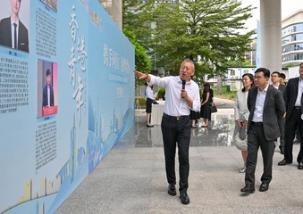 孫玉菡(右一)和勞工處處長陳穎韶(右二)聽取工作人員介紹香港青年在大灣區就業的成功故事。