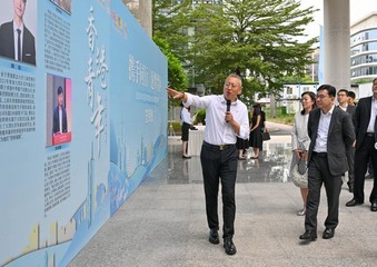 Photo shows Mr Sun (first right) and the Commissioner for Labour, Ms May Chan (second right), being briefed on success stories of Hong Kong youths working in the Greater Bay Area.