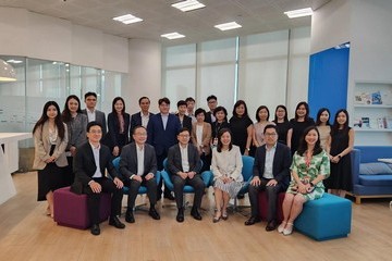 孫玉菡今日到訪「大灣區青年就業計劃」下聘用香港青年的企業，與企業代表及青年交流。