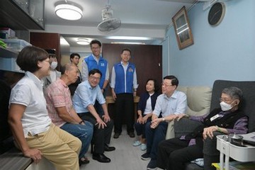 行政長官李家超今日(九月十五日)到訪荃灣區就新一份《施政報告》聽取市民意見。圖示李家超(右二)在民政及青年事務局局長麥美娟(右三)、勞工及福利局局長孫玉菡(前排左三)、社會福利署署長李佩詩(後排左一)、荃灣民政事務專員區家盛(右四)和荃灣區「地區服務及關愛隊伍」隊長葛兆源(右五)陪同下,探訪長者及其照顧者,了解他們的生活狀況。