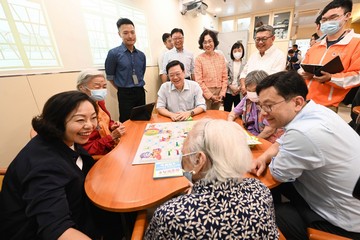 行政長官李家超今日(九月十五日)到訪荃灣區就新一份《施政報告》聽取市民意見。圖示李家超(左四)、民政及青年事務局局長麥美娟(左一)和勞工及福利局局長孫玉菡(右一)在仁濟醫院嚴徐玉珊卓智中心與長者玩桌上遊戲。