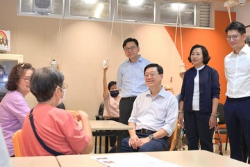 行政長官李家超今日(九月十五日)到訪荃灣區就新一份《施政報告》聽取市民意見。圖示李家超(右三)、民政及青年事務局局長麥美娟(右二)和勞工及福利局局長孫玉菡(右四)在聖雅各福群會懷愛長者鄰舍中心與長者交談。