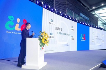 勞工及福利局副局長何啟明今日(九月十五日)到深圳出席首屆深圳國際智慧養老產業博覽會的高峰論壇,並在主題演講介紹樂齡科技產品在香港安老院的最新發展。他其後到訪新家園協會的文錦中心及羅湖中心,分別視察為港人提供的長者及法律服務。