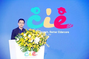 勞工及福利局副局長何啟明今日(九月十五日)到深圳出席首屆深圳國際智慧養老產業博覽會的高峰論壇,並在主題演講介紹樂齡科技產品在香港安老院的最新發展。他其後到訪新家園協會的文錦中心及羅湖中心,分別視察為港人提供的長者及法律服務。