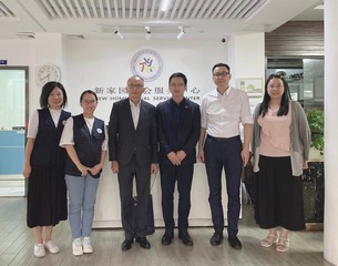 勞工及福利局副局長何啟明今日(九月十五日)到深圳出席首屆深圳國際智慧養老產業博覽會的高峰論壇,並在主題演講介紹樂齡科技產品在香港安老院的最新發展。他其後到訪新家園協會的文錦中心及羅湖中心,分別視察為港人提供的長者及法律服務。