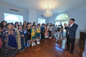 政务司司长兼儿童事务委员会主席陈国基今日（九月二十三日）在官邸举行以和谐和文化共融为主题的委员会「童行有你」持份者交流活动，与约40名小学生互动交流，并同庆中秋。图示陈国基（右一）欢迎学生到访官邸。