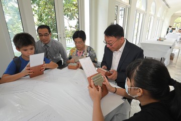 政務司司長兼兒童事務委員會主席陳國基今日(九月二十三日)在官邸舉行以和諧和文化共融為主題的委員會「童行有你」持份者交流活動,與約40名小學生互動交流,並同慶中秋。圖示陳國基(右二)與學生一同體驗奏玩拇指琴。