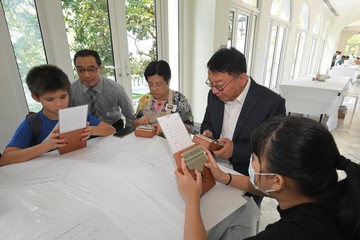 The Chief Secretary for Administration and Chairperson of the Commission on Children (CoC), Mr Chan Kwok-ki, hosted about 40 primary school students at Victoria House today (September 23) at the "Walk with Kids" stakeholder engagement event of the CoC on the theme of harmony and cultural inclusion. They interacted with one another and celebrated the Mid-Autumn Festival together. Photo shows Mr Chan (second right) playing kalimba with students.