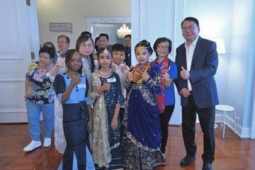 政务司司长兼儿童事务委员会主席陈国基今日（九月二十三日）在官邸举行以和谐和文化共融为主题的委员会「童行有你」持份者交流活动，与约40名小学生互动交流，并同庆中秋。图示陈国基（右一）与学生合照。