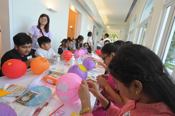 The Chief Secretary for Administration and Chairperson of the Commission on Children (CoC), Mr Chan Kwok-ki, hosted about 40 primary school students at Victoria House today (September 23) at the "Walk with Kids" stakeholder engagement event of the CoC on the theme of harmony and cultural inclusion. They interacted with one another and celebrated the Mid-Autumn Festival together. Photo shows students making lanterns to celebrate the Mid-Autumn Festival.