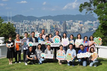 政務司司長兼兒童事務委員會主席陳國基今日(九月二十三日)在官邸舉行以和諧和文化共融為主題的委員會「童行有你」持份者交流活動,與約40名小學生互動交流,並同慶中秋。圖示陳國基(後排右六)、勞工及福利局副局長何啟明(前排右二)、署理教育局局長施俊輝(後排左三)與委員會委員合照。