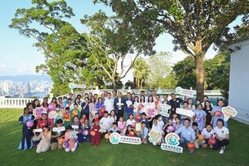 政務司司長兼兒童事務委員會主席陳國基今日(九月二十三日)在官邸舉行以和諧和文化共融為主題的委員會「童行有你」持份者交流活動,與約40名小學生互動交流,並同慶中秋。圖示(站立,前排右十起)勞工及福利局副局長何啟明、陳國基及署理教育局局長施俊輝與參加者合照。