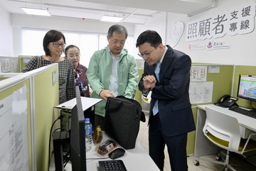 勞工及福利局局長孫玉菡今日(九月二十七日)上午到訪照顧者支援專線中心,視察專線自昨日(九月二十六日)凌晨零時投入服務至今的運作情況。勞工及福利局康復專員王秀慧亦有同行。社會福利署委聘東華三院營辦24小時照顧者支援專線182 183。圖示東華三院社會服務科主管婁振陽(右二)向孫玉菡(右一)介紹為有緊急需要個案進行外展探訪的外展物資。
