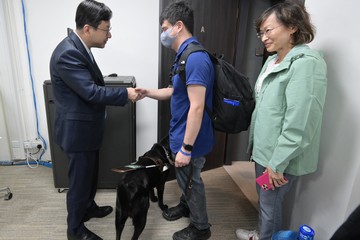 勞工及福利局局長孫玉菡今日(九月二十七日)上午到訪照顧者支援專線中心,視察專線自昨日(九月二十六日)凌晨零時投入服務至今的運作情況。勞工及福利局康復專員王秀慧亦有同行。社會福利署委聘東華三院營辦24小時照顧者支援專線182 183。圖示孫玉菡(左)感謝視障兼職社工(中)參與接聽電話,為照顧者提供支援。
