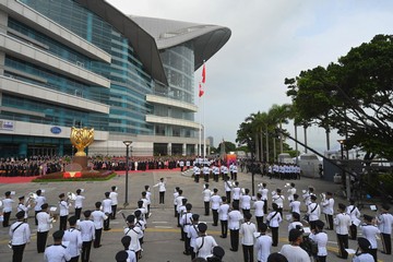 行政长官李家超与主要官员及嘉宾今早（十月一日）在湾仔金紫荆广场出席庆祝中华人民共和国成立七十四周年升旗仪式。 