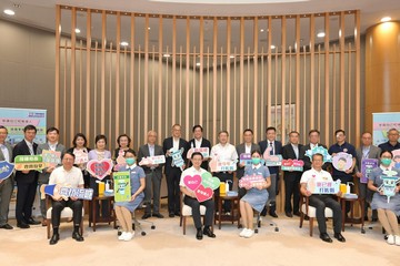 The Chief Executive, Mr John Lee (front row, third left); the Chief Secretary for Administration, Mr Chan Kwok-ki (front row, first left); the Financial Secretary, Mr Paul Chan (front row, second right); the Deputy Chief Secretary for Administration, Mr Cheuk Wing-hing (back row, ninth right); the Deputy Financial Secretary, Mr Michael Wong (back row, tenth right); and a number of Principal Officials and Under Secretaries today (October 5) call on members of the public to get vaccinated early in preparation for the winter influenza season which is around the corner. The Under Secretary for Labour and Welfare, Mr Ho Kai-ming (back row, third left), also got vaccinated.