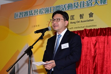勞工及福利局局長孫玉菡今日(十月六日)為匡智賽馬會松嶺村命名典禮暨匡智賽馬會松嶺日間活動及住宿大樓和匡智賽馬會松嶺職業訓練大樓開幕典禮主禮。該兩座大樓是「私人土地作福利用途特別計劃」下的項目。圖示孫玉菡在典禮致辭。