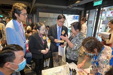 The Secretary for Labour and Welfare, Mr Chris Sun, today (October 14) officiated at the 2023 Mental Health Month (MHM) opening ceremony. Organised by the Labour and Welfare Bureau in collaboration with various bureaux/departments, public organisations and non-governmental organisations, the MHM echoes with the World Mental Health Day of the World Federation for Mental Health. With the theme "Just Chill and Love Yourself", the 2023 MHM aimed to encourage the public to face up to their own physical and mental needs. Photo shows Mr Sun (third right) touring booths and chatting with carers.