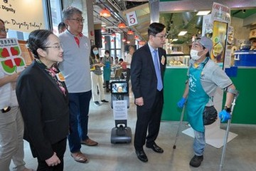 The Secretary for Labour and Welfare, Mr Chris Sun, today (October 14) officiated at the 2023 Mental Health Month (MHM) opening ceremony. Organised by the Labour and Welfare Bureau in collaboration with various bureaux/departments, public organisations and non-governmental organisations, the MHM echoes with the World Mental Health Day of the World Federation for Mental Health. With the theme "Just Chill and Love Yourself", the 2023 MHM aimed to encourage the public to face up to their own physical and mental needs. Photo shows Mr Sun (second right) chatting with an employee in a restaurant employing persons in recovery and persons with disabilities.