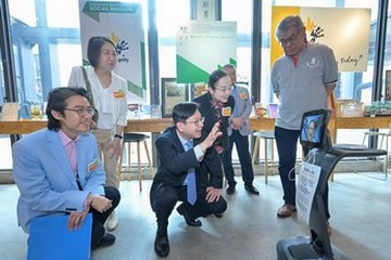 The Secretary for Labour and Welfare, Mr Chris Sun, today (October 14) officiated at the 2023 Mental Health Month (MHM) opening ceremony. Organised by the Labour and Welfare Bureau in collaboration with various bureaux/departments, public organisations and non-governmental organisations, the MHM echoes with the World Mental Health Day of the World Federation for Mental Health. With the theme "Just Chill and Love Yourself", the 2023 MHM aimed to encourage the public to face up to their own physical and mental needs. Photo shows Mr Sun (second right) chatting with an employee in a restaurant employing persons in recovery and persons with disabilities, to learn how employees with disabilities provide customer services to customers of the restaurants in distance, with the use of AI robots.