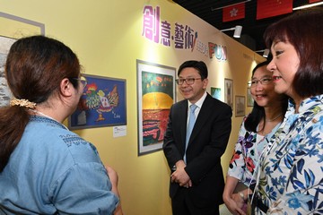 The Secretary for Labour and Welfare, Mr Chris Sun, visited the exhibition of artworks by persons with disabilities at the Central Government Offices, Tamar, held by the Arts Development Fund for Persons with Disabilities of the Social Welfare Department this afternoon (October 16). The Permanent Secretary for Labour and Welfare, Ms Alice Lau, and the Director of Social Welfare, Miss Charmaine Lee, also attended. The exhibition features some 20 paintings and 60 handicrafts while relevant artworks have been displayed in the Labour and Welfare Bureau office since January 2023. Photo shows Mr Sun (second left) and Ms Lau (third left) listening to a person with disabilities sharing her creative ideas.
