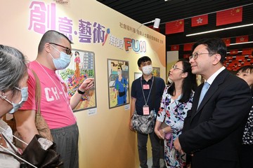 The Secretary for Labour and Welfare, Mr Chris Sun, visited the exhibition of artworks by persons with disabilities at the Central Government Offices, Tamar, held by the Arts Development Fund for Persons with Disabilities of the Social Welfare Department this afternoon (October 16). The Permanent Secretary for Labour and Welfare, Ms Alice Lau, and the Director of Social Welfare, Miss Charmaine Lee, also attended. The exhibition features some 20 paintings and 60 handicrafts while relevant artworks have been displayed in the Labour and Welfare Bureau office since January 2023. Photo shows Mr Sun (first right) listening to a person with disabilities sharing the theme of his artwork.