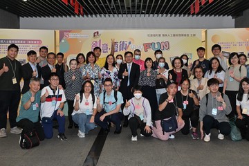 勞工及福利局局長孫玉菡今日(十月十六日)下午參觀由社會福利署(社署)「殘疾人士藝術發展基金」設於添馬政府總部的「創意・藝術無限FUN」展能藝術展覽。勞工及福利局常任秘書長劉焱和社署署長李佩詩亦有出席。展覽展出20多幅繪畫作品及60件手工藝作品,而勞工及福利局辦公室亦自今年一月起展出相關作品。圖示(站立,前排左六起)劉焱、孫玉菡和李佩詩與殘疾人士、照顧者、受基金資助的非政府機構代表和基金管理委員會及轄下撥款小組委員會委員合照。
