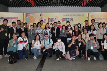 The Secretary for Labour and Welfare, Mr Chris Sun, visited the exhibition of artworks by persons with disabilities at the Central Government Offices, Tamar, held by the Arts Development Fund for Persons with Disabilities of the Social Welfare Department this afternoon (October 16). The Permanent Secretary for Labour and Welfare, Ms Alice Lau, and the Director of Social Welfare, Miss Charmaine Lee, also attended. The exhibition features some 20 paintings and 60 handicrafts while relevant artworks have been displayed in the Labour and Welfare Bureau office since January 2023. Photo shows (standing, front row, from sixth left) Ms Lau, Mr Sun and Miss Lee together with persons with disabilities, carers and representatives of non-governmental organisations funded by the Arts Fund as well as members of the Management Committee and its Grants Sub-committee of the Arts Fund.