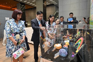 勞工及福利局局長孫玉菡今日(十月十六日)下午參觀由社會福利署(社署)「殘疾人士藝術發展基金」設於添馬政府總部的「創意・藝術無限FUN」展能藝術展覽。勞工及福利局常任秘書長劉焱和社署署長李佩詩亦有出席。展覽展出20多幅繪畫作品及60件手工藝作品,而勞工及福利局辦公室亦自今年一月起展出相關作品。圖示孫玉菡(左二)和劉焱(左三)欣賞手工藝作品。