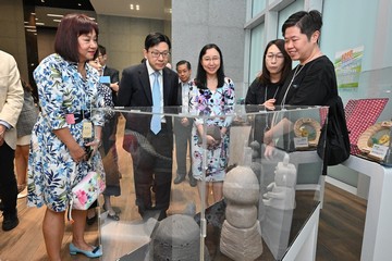 The Secretary for Labour and Welfare, Mr Chris Sun, visited the exhibition of artworks by persons with disabilities at the Central Government Offices, Tamar, held by the Arts Development Fund for Persons with Disabilities of the Social Welfare Department this afternoon (October 16). The Permanent Secretary for Labour and Welfare, Ms Alice Lau, and the Director of Social Welfare, Miss Charmaine Lee, also attended. The exhibition features some 20 paintings and 60 handicrafts while relevant artworks have been displayed in the Labour and Welfare Bureau office since January 2023. Photo shows Mr Sun (second left) and Ms Lau (third left) appreciating the handicrafts and being briefed on the theme of the handicrafts.